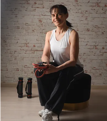 Conny sitzend Conny Hofmann